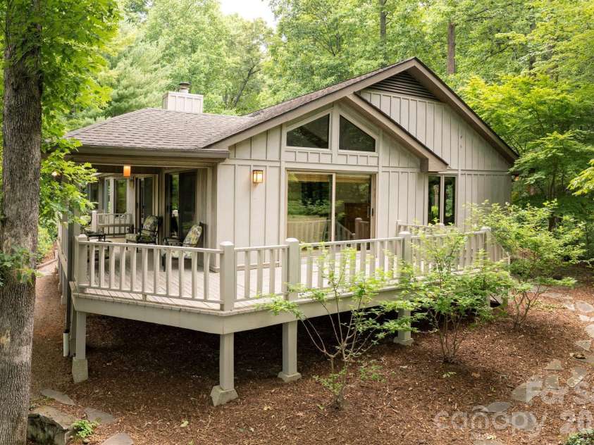 117 Tarnhill Drive, Flat Rock, NC 28731.  MLS# CAR4395598, YatesRealty ID 33969. 