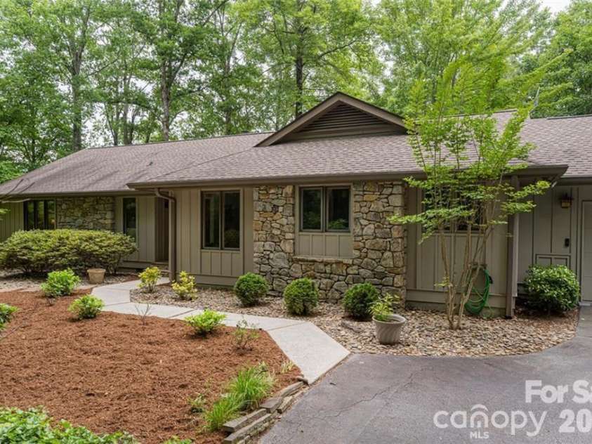 117 Tarnhill Drive, Flat Rock, NC 28731.  MLS# CAR4395598, YatesRealty ID 33969. 