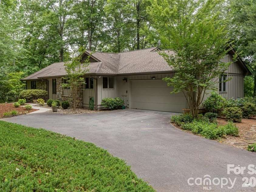 117 Tarnhill Drive, Flat Rock, NC 28731.  MLS# CAR4395598, YatesRealty ID 33969. 