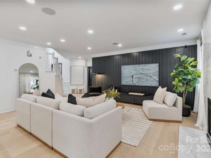 11009 Royal Colony Drive, Waxhaw, NC 28173.  MLS# CAR4295056, YatesRealty ID 33972. Living room