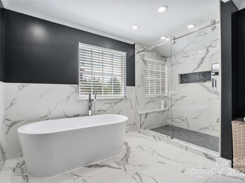 11009 Royal Colony Drive, Waxhaw, NC 28173.  MLS# CAR4295056, YatesRealty ID 33972. Primary bathroom