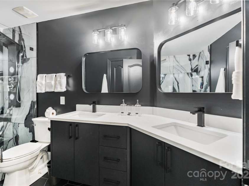 11009 Royal Colony Drive, Waxhaw, NC 28173.  MLS# CAR4295056, YatesRealty ID 33972. Upstairs hallway Full Bathroom