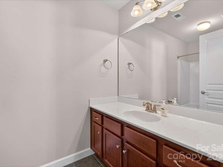 13824 Cypress Woods Drive, Huntersville, NC 28078.  MLS# CAR4290807, YatesRealty ID 33975. 3rd Floor full bathroom