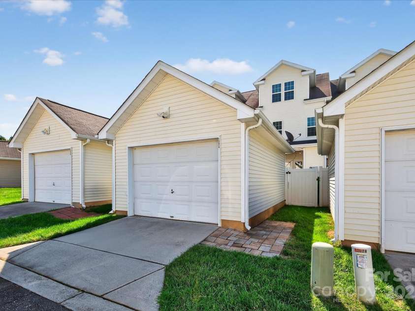 13824 Cypress Woods Drive, Huntersville, NC 28078.  MLS# CAR4290807, YatesRealty ID 33975. 