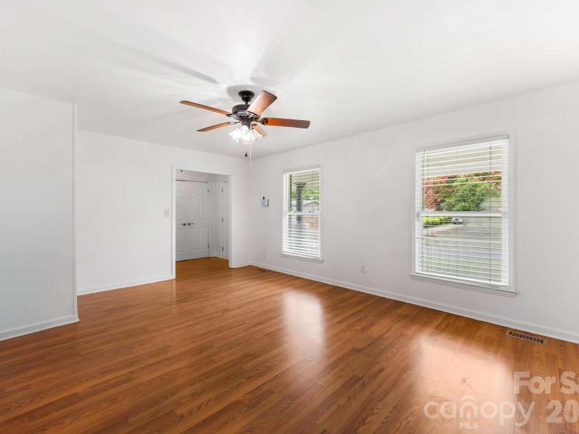 1131 Mt Kisco Drive, Charlotte, NC 28213.  MLS# CAR4398333, YatesRealty ID 33977. 