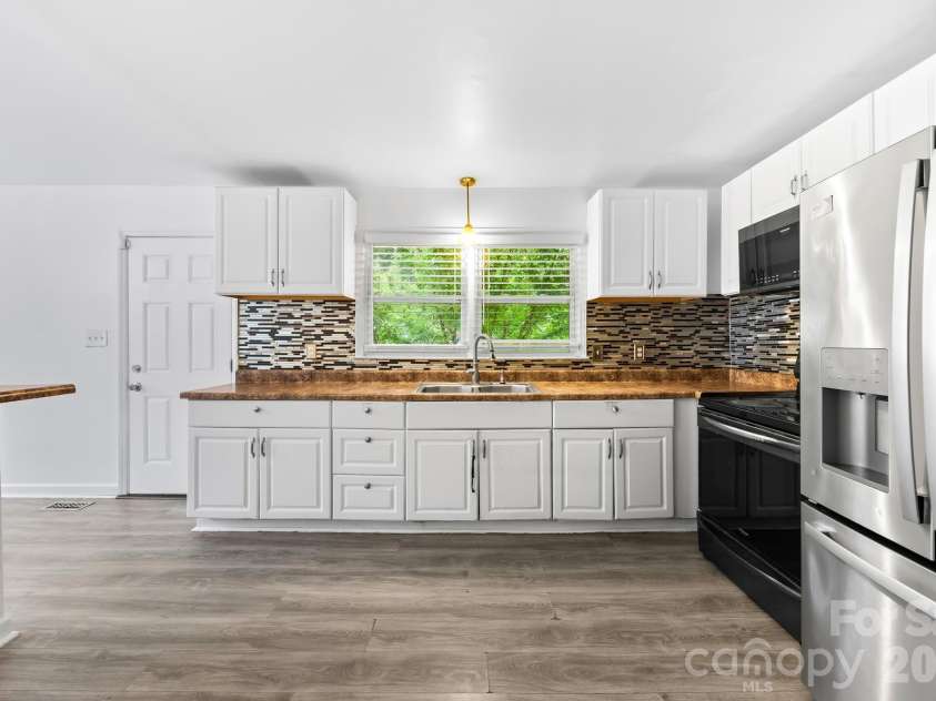 1131 Mt Kisco Drive, Charlotte, NC 28213.  MLS# CAR4398333, YatesRealty ID 33977. 