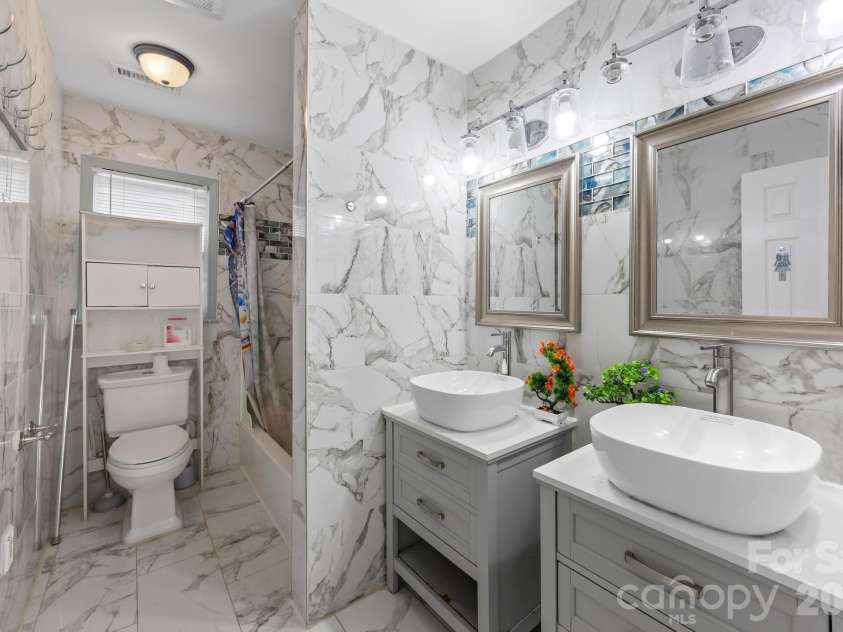 1131 Mt Kisco Drive, Charlotte, NC 28213.  MLS# CAR4398333, YatesRealty ID 33977. 