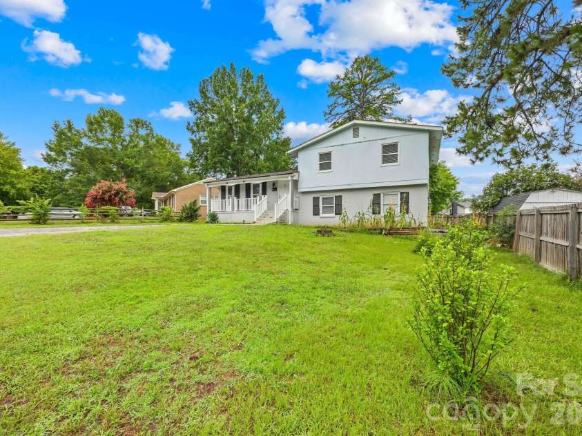 1131 Mt Kisco Drive, Charlotte, NC 28213.  MLS# CAR4398333, YatesRealty ID 33977. 