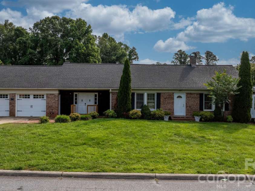 15 6th Em Street, Marion, NC 28752.  MLS# CAR4393735, YatesRealty ID 33979. 