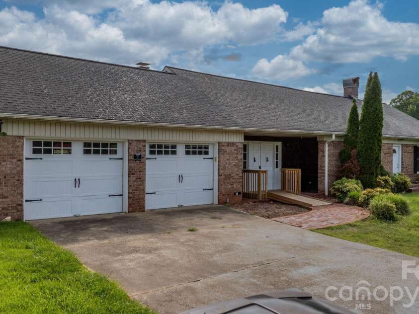 15 6th Em Street, Marion, NC 28752.  MLS# CAR4393735, YatesRealty ID 33979. 