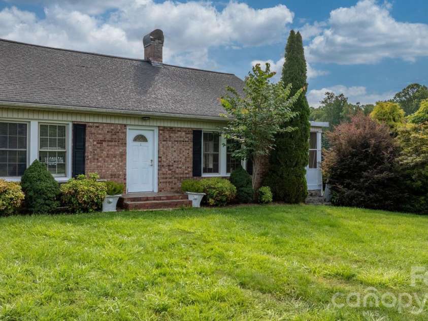 15 6th Em Street, Marion, NC 28752.  MLS# CAR4393735, YatesRealty ID 33979. 