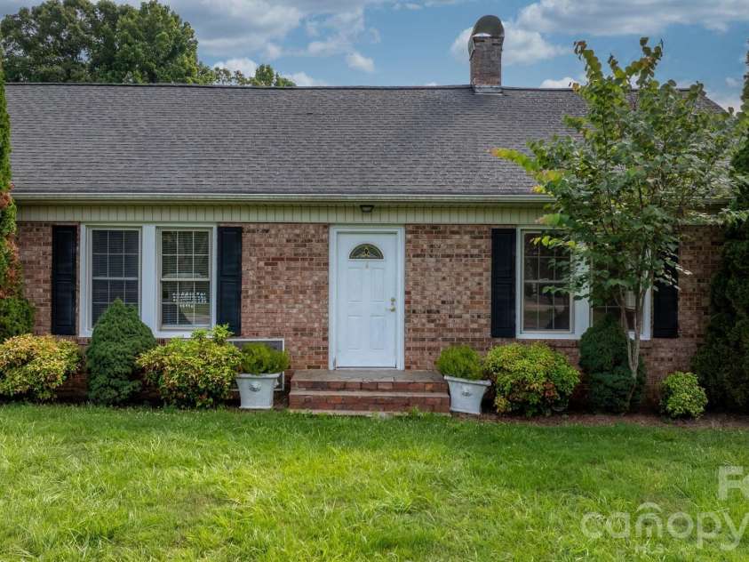 15 6th Em Street, Marion, NC 28752.  MLS# CAR4393735, YatesRealty ID 33979. 