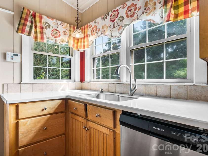 15 6th Em Street, Marion, NC 28752.  MLS# CAR4393735, YatesRealty ID 33979. 