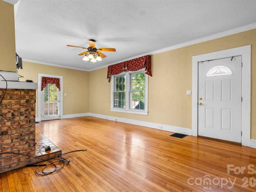 15 6th Em Street, Marion, NC 28752.  MLS# CAR4393735, YatesRealty ID 33979. 