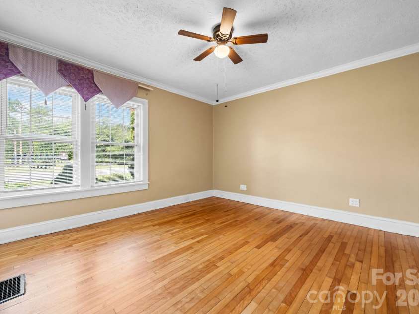 15 6th Em Street, Marion, NC 28752.  MLS# CAR4393735, YatesRealty ID 33979. 