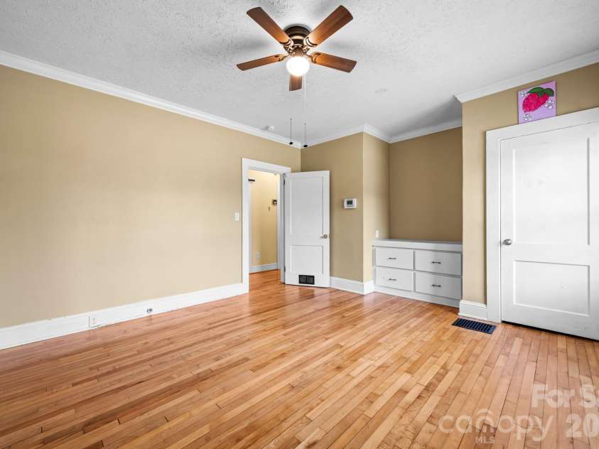 15 6th Em Street, Marion, NC 28752.  MLS# CAR4393735, YatesRealty ID 33979. 