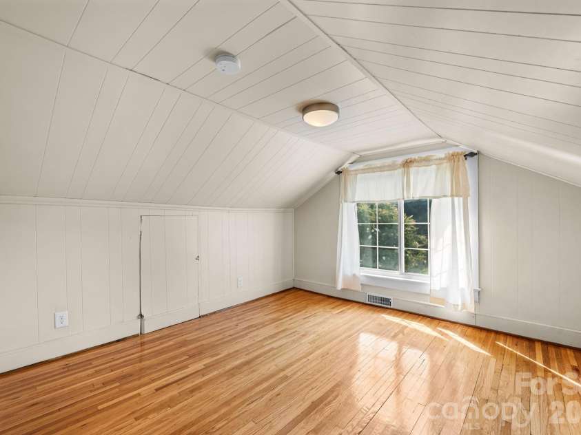 15 6th Em Street, Marion, NC 28752.  MLS# CAR4393735, YatesRealty ID 33979. 