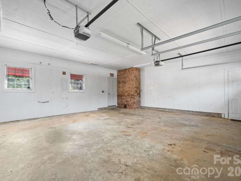 15 6th Em Street, Marion, NC 28752.  MLS# CAR4393735, YatesRealty ID 33979. 