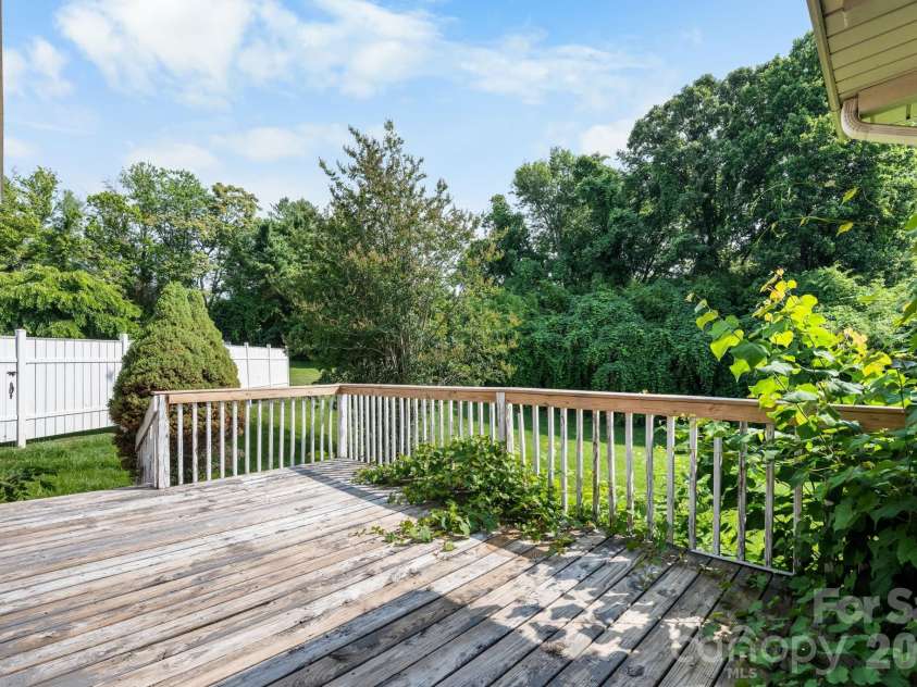 15 6th Em Street, Marion, NC 28752.  MLS# CAR4393735, YatesRealty ID 33979. 