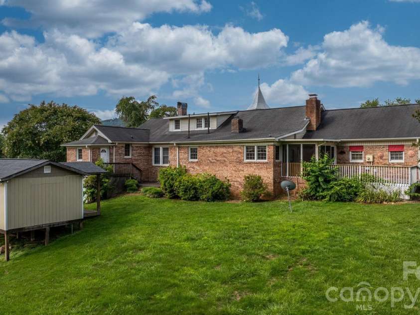 15 6th Em Street, Marion, NC 28752.  MLS# CAR4393735, YatesRealty ID 33979. 