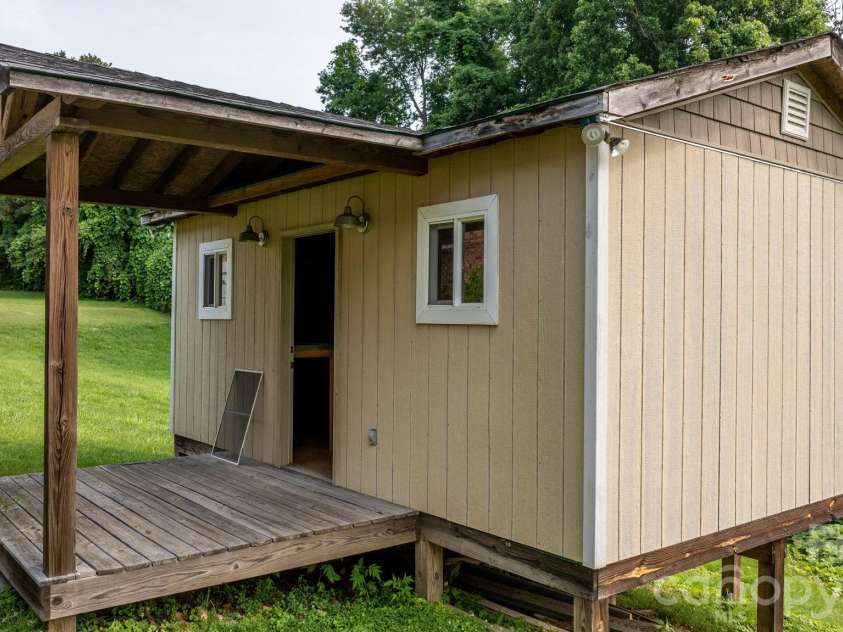 15 6th Em Street, Marion, NC 28752.  MLS# CAR4393735, YatesRealty ID 33979. 