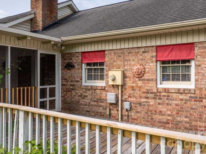 15 6th Em Street, Marion, NC 28752.  MLS# CAR4393735, YatesRealty ID 33979. 