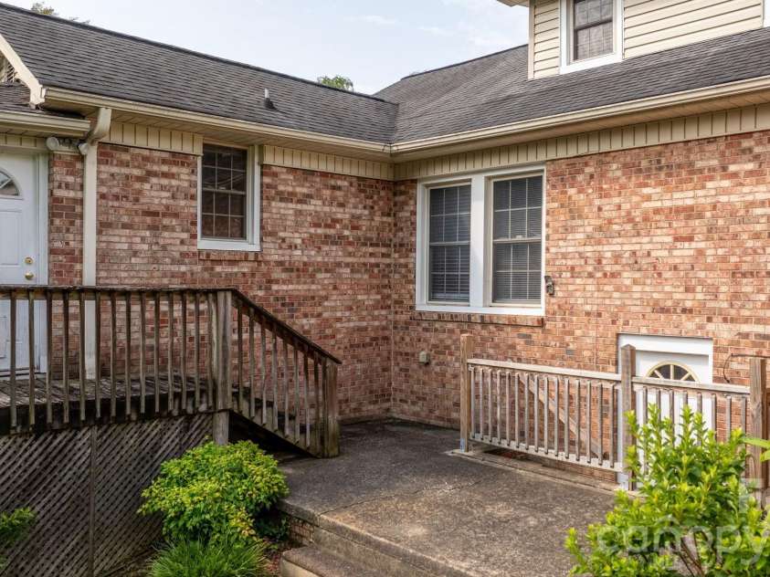 15 6th Em Street, Marion, NC 28752.  MLS# CAR4393735, YatesRealty ID 33979. 