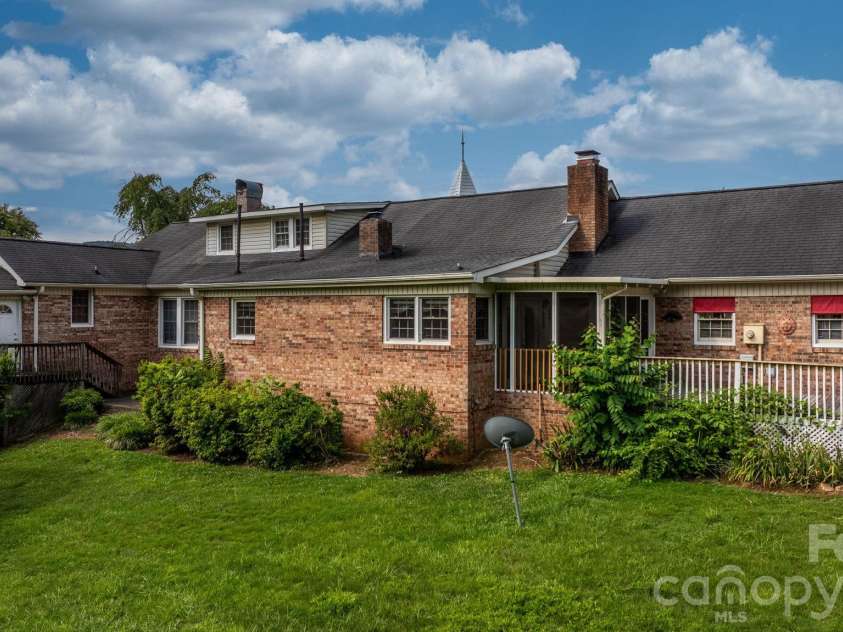 15 6th Em Street, Marion, NC 28752.  MLS# CAR4393735, YatesRealty ID 33979. 