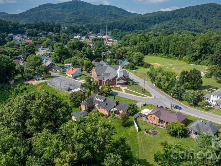 15 6th Em Street, Marion, NC 28752.  MLS# CAR4393735, YatesRealty ID 33979. 