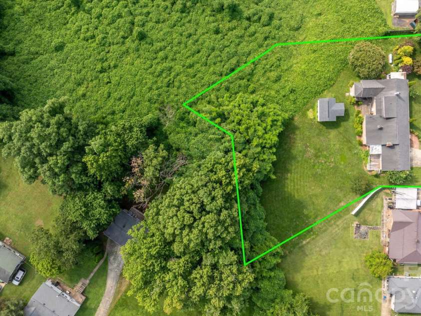 15 6th Em Street, Marion, NC 28752.  MLS# CAR4393735, YatesRealty ID 33979. 