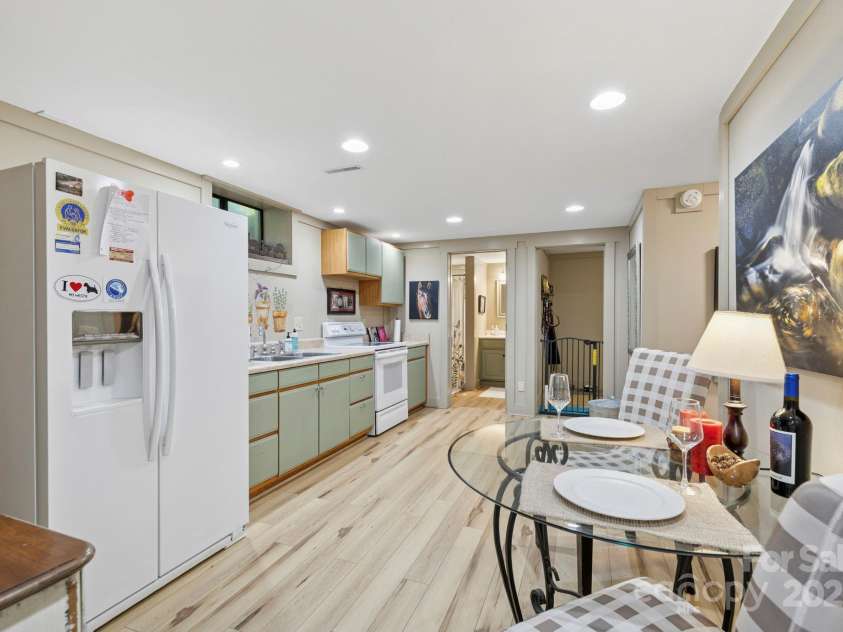 85 Rock Rest Road, Hendersonville, NC 28739.  MLS# CAR4282137, YatesRealty ID 33979. Ample eat-in kitchen