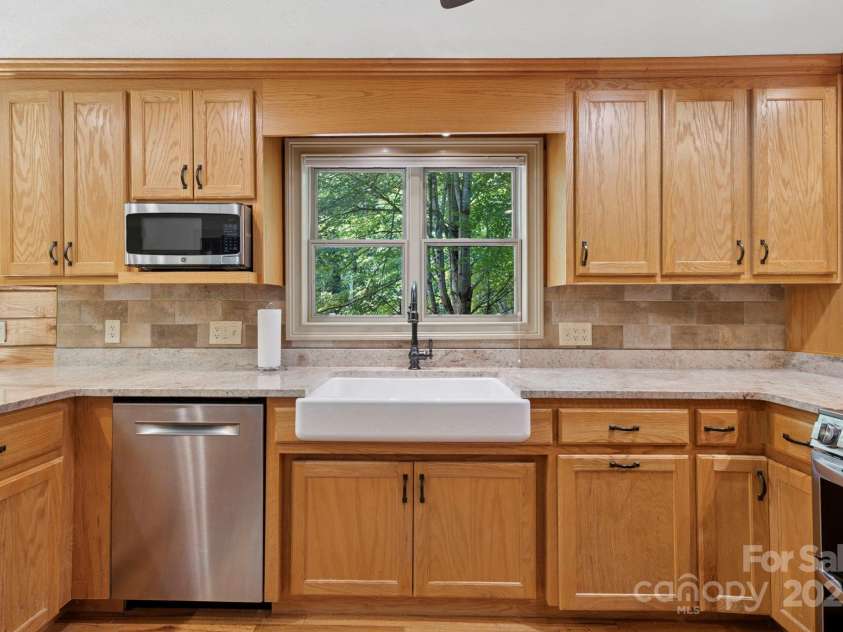 85 Rock Rest Road, Hendersonville, NC 28739.  MLS# CAR4282137, YatesRealty ID 33979. Farmhouse sink and granite counters