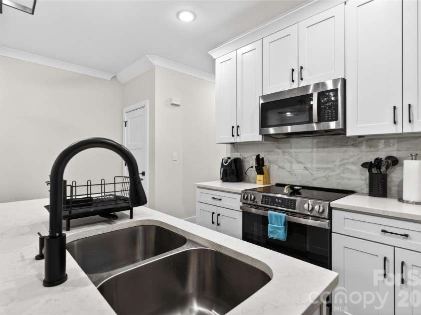 1935 St Mark Street, Charlotte, NC 28216.  MLS# CAR4391374, YatesRealty ID 33981. 