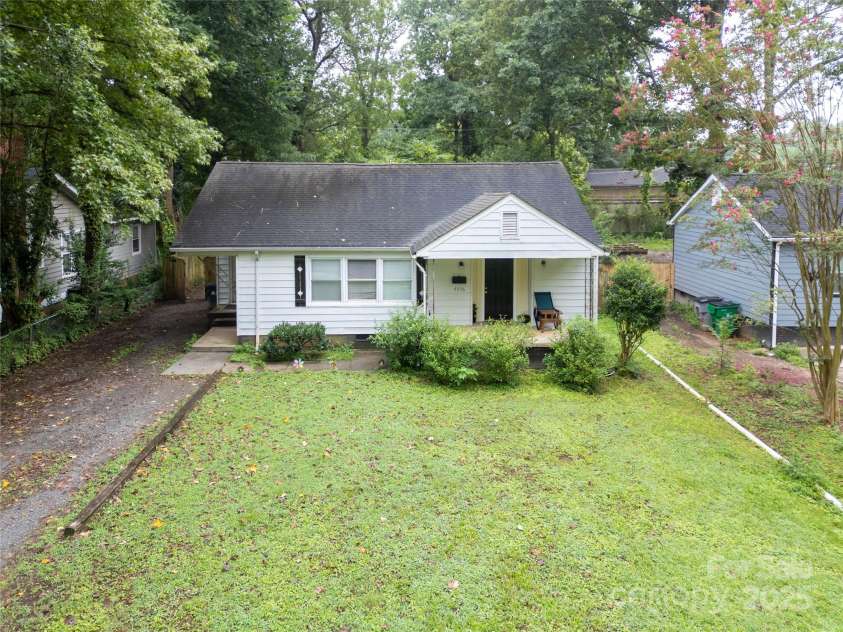 4036 Dinglewood Avenue, Charlotte, NC 28205.  MLS# CAR4289114, YatesRealty ID 33982. 