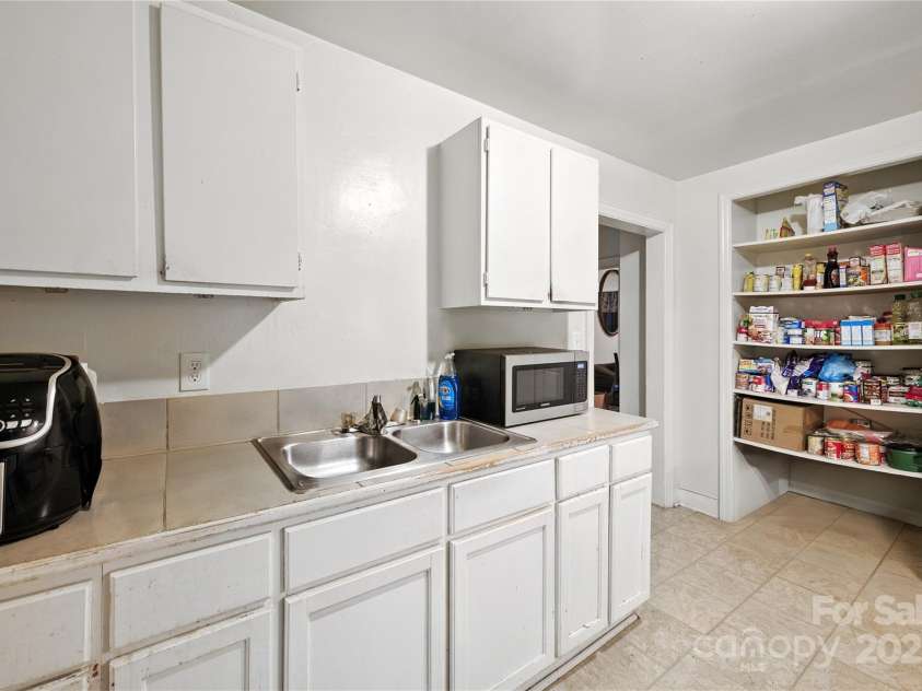 4036 Dinglewood Avenue, Charlotte, NC 28205.  MLS# CAR4289114, YatesRealty ID 33982. 