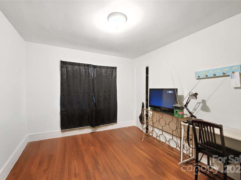 4036 Dinglewood Avenue, Charlotte, NC 28205.  MLS# CAR4289114, YatesRealty ID 33982. 