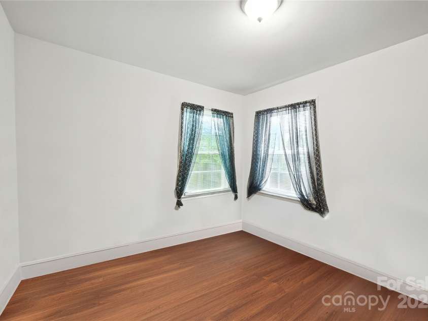 4036 Dinglewood Avenue, Charlotte, NC 28205.  MLS# CAR4289114, YatesRealty ID 33982. 