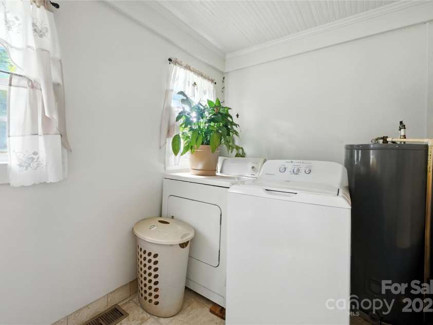 4036 Dinglewood Avenue, Charlotte, NC 28205.  MLS# CAR4289114, YatesRealty ID 33982. 