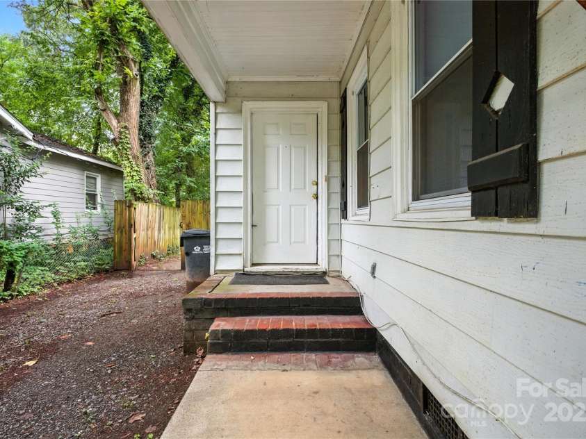 4036 Dinglewood Avenue, Charlotte, NC 28205.  MLS# CAR4289114, YatesRealty ID 33982. 