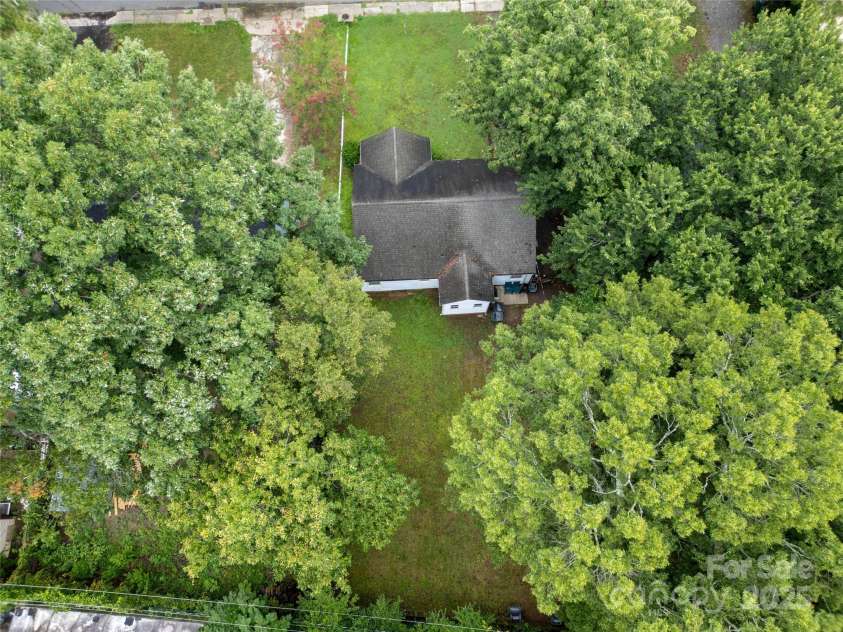 4036 Dinglewood Avenue, Charlotte, NC 28205.  MLS# CAR4289114, YatesRealty ID 33982. 