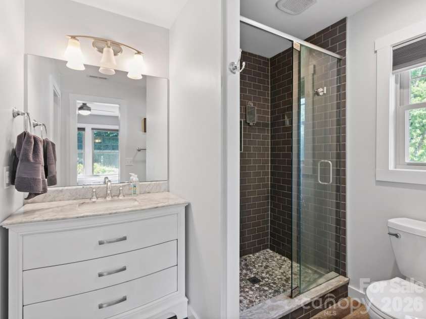 44 Old County Home Road, Asheville, NC 28806.  MLS# CAR4395353, YatesRealty ID 33983. Primary Bath