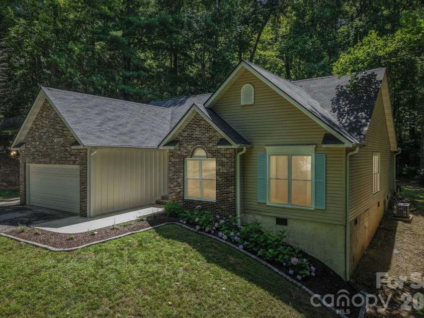 401 Heather Marie Drive, Hendersonville, NC 28792.  MLS# CAR4398616, YatesRealty ID 33985. 