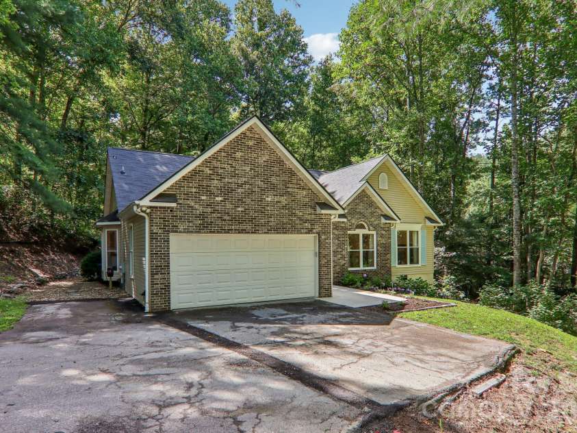 401 Heather Marie Drive, Hendersonville, NC 28792.  MLS# CAR4398616, YatesRealty ID 33985. 