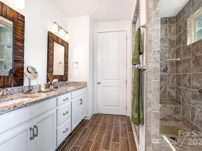 11225 Black Brant Lane, Charlotte, NC 28278.  MLS# CAR4274250, YatesRealty ID 33986. Primary Bathroom