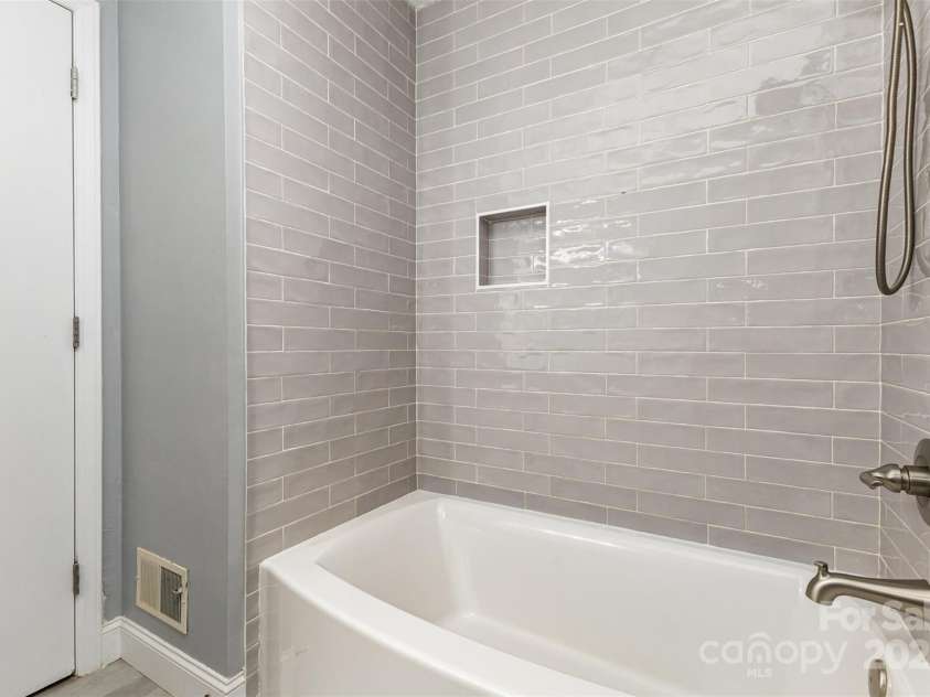 6422 Idlebrook Drive, Charlotte, NC 28212.  MLS# CAR4286171, YatesRealty ID 33989. 