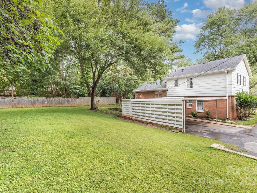 6422 Idlebrook Drive, Charlotte, NC 28212.  MLS# CAR4286171, YatesRealty ID 33989. 