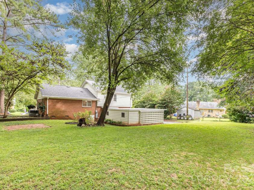 6422 Idlebrook Drive, Charlotte, NC 28212.  MLS# CAR4286171, YatesRealty ID 33989. 