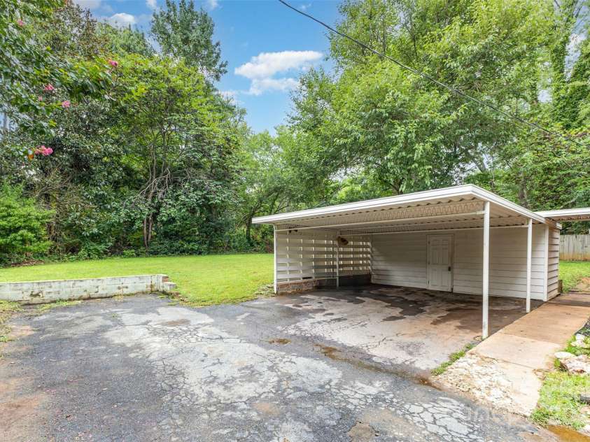 6422 Idlebrook Drive, Charlotte, NC 28212.  MLS# CAR4286171, YatesRealty ID 33989. 