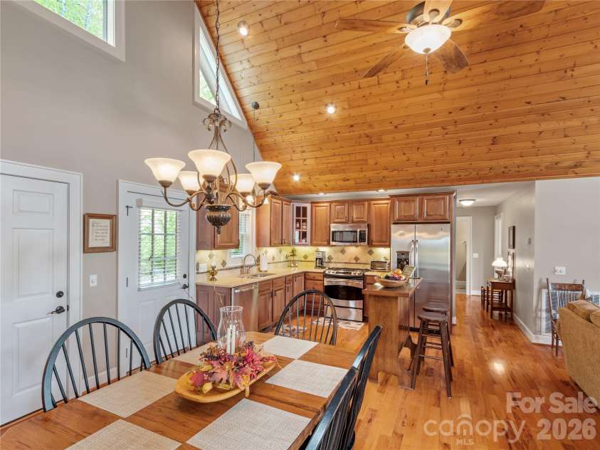 370 Appaloosa Trail, Burnsville, NC 28714.  MLS# CAR4293891, YatesRealty ID 3399. Dining