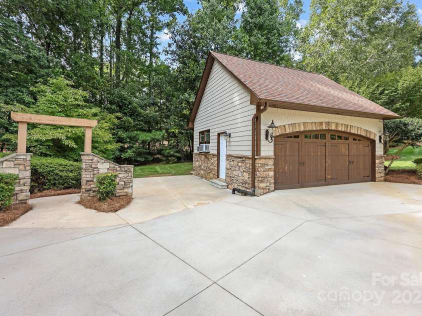 901 Sunset Pointe Drive, Salisbury, NC 28146.  MLS# CAR4294765, YatesRealty ID 33990. 